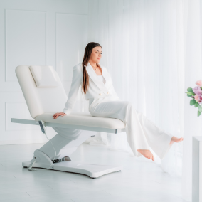 Łóżko kosmetyczne elektryczne z podgrzewanym blatem – największe zalety i do jakich zabiegów sprawdzi się najlepiej