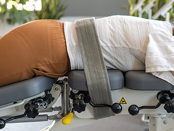 Stół rehabilitacyjny Upright Chiro Z7 - pianka integralna, rama sterująca, kółka, regulacja drop, pasy, szaro biały