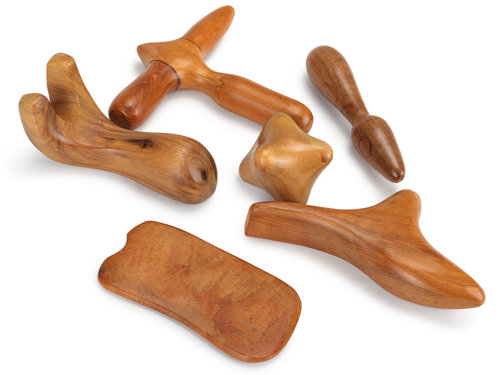 Zestaw drewnianych przyrządów do masażu